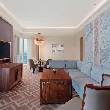 Sheraton Petaling Jaya Hotel Exterior foto A living room in a suite at the hotel