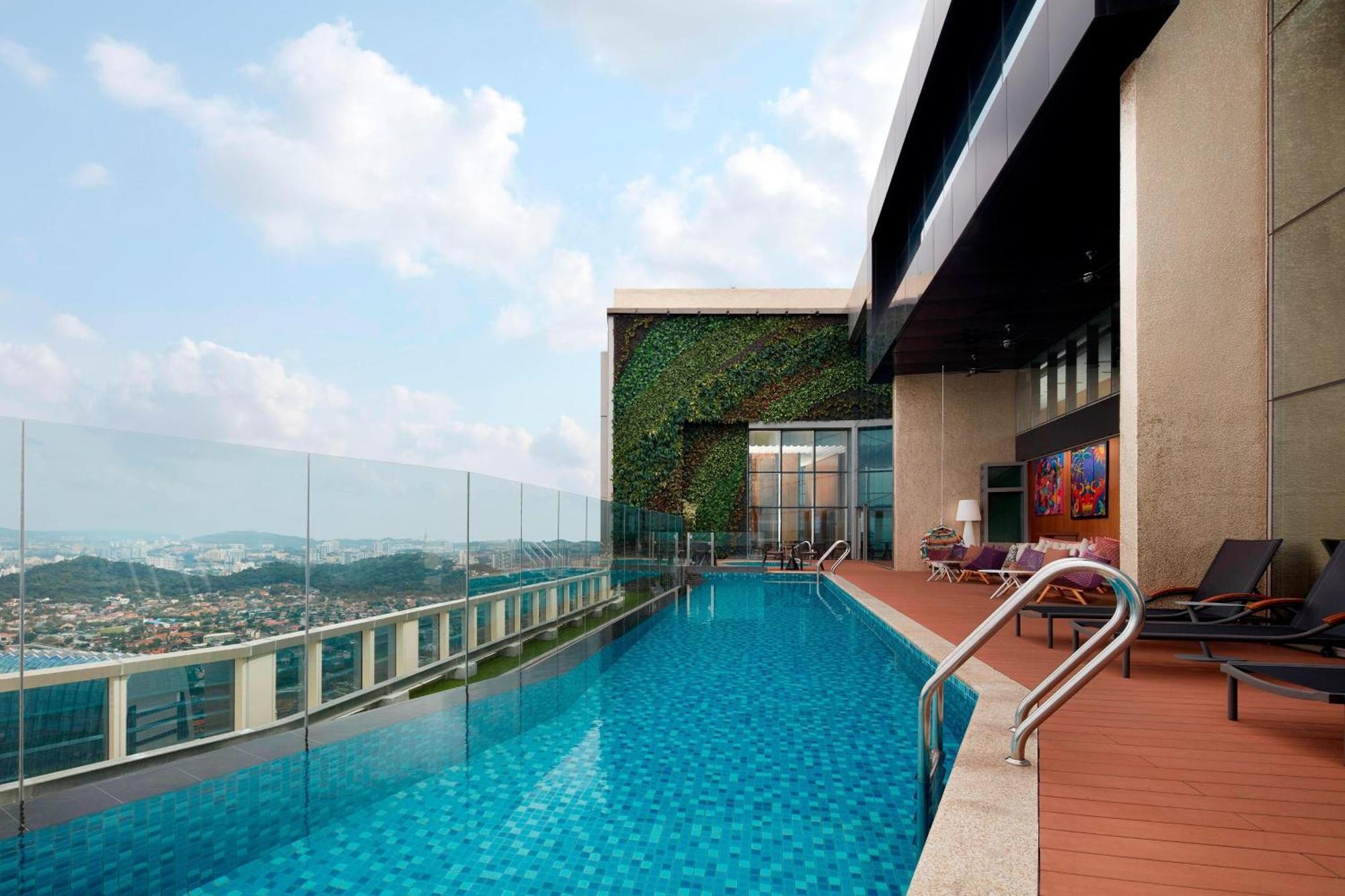 Sheraton Petaling Jaya Hotel Exterior foto The swimming pool at the hotel